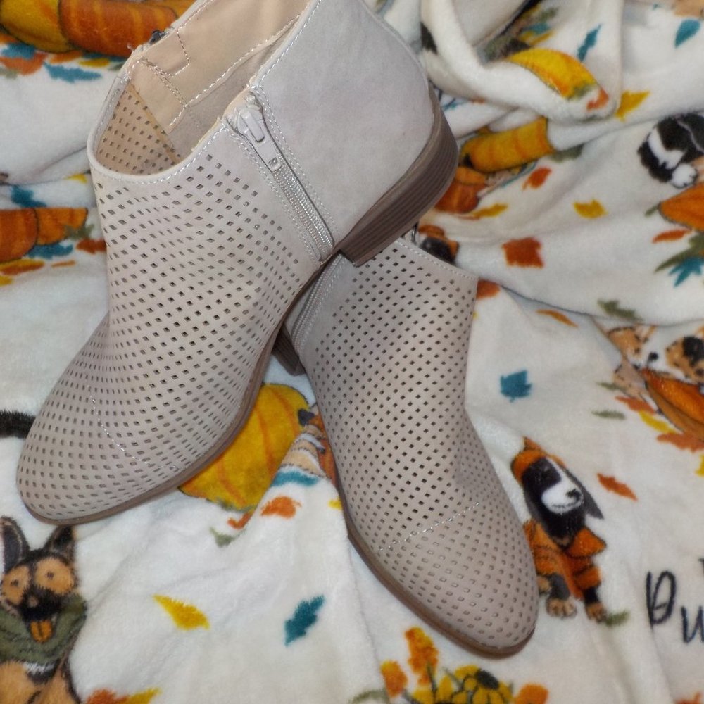 Womens size 11W Time and Tru memory foam zip ankle boots
